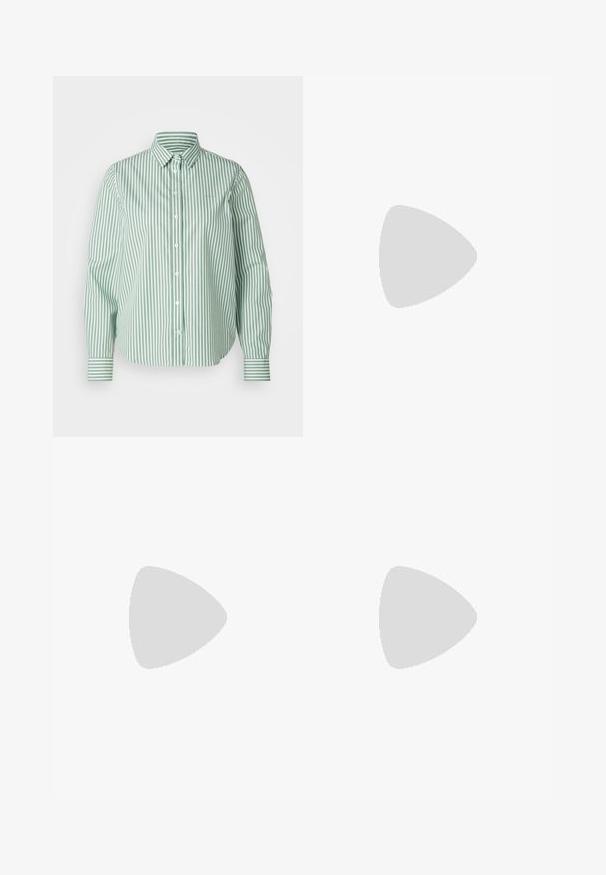 GANT STRIPED - Camicia - seacrest green; Jeans in denim leggero azzurro a vita alta con silhouette a gamba larga, dotati di cinque tasche e leggera scoloritura lungo il tessuto.; Sandali piatti bianchi con tre fasce sottili, una soletta marrone, una suola chiara e un piccolo dettaglio in metallo dorato sulla fascia esterna.; Borsa in ecopelle bianca con manici corti, tracolla regolabile e dettagli in metallo dorato; presenta un logo discreto sul davanti.
