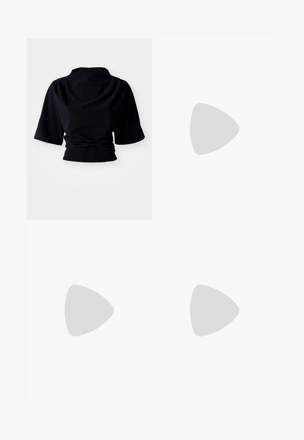 Fekete rövid ujjú cropped top, amely a deréknál gyűrt textúrával és magas nyakkivágással rendelkezik, puha anyagból készült.; Weekday NOVA LOW RISE SLIM BOOTCUT - Bootcut farmer - lip blue; Fekete bőr bokáig érő csizmák hegyes orral, sima felülettel és ezüst csattal az oldalon. Tömbös négyzet alakú sarok.; Fekete műbőr kézi táska krokodil bőr textúrával, összehúzható tetejű és gyűrt pánttal. Lágy és kompakt dizájnúnak tűnik.