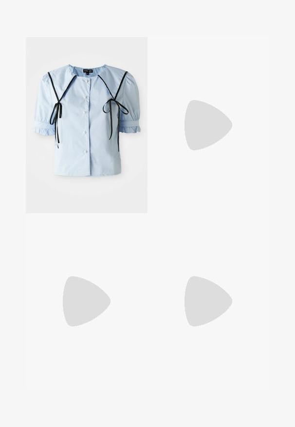 Blusa corta de manga corta en azul claro con botones de perla, mangas abullonadas, puños acampanados, un gran cuello y detalles de lazo de cinta negra en la parte delantera y los hombros.; Vestido maxi rosa con mangas cortas abullonadas, acentos de volantes, un cuello alto y un lazo negro en el frente. Hecho de tela ligera.; Zapatos de bailarina con un exterior de purpurina rosa, ribete y acentos de cuero azul, que cuentan con lazos en correas ajustables y un pequeño tacón negro.; Pendientes plateados en forma de arco con un acabado pulido. Incluyen una superficie texturizada y un diseño curvado, con un cierre de palanca.