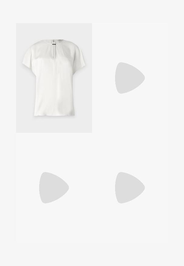 Blusa bianca a maniche corte con scollatura rotonda e una sottile apertura frontale. Tessuto leggero e morbido con una texture soffice e una vestibilità comoda.; Pantaloni neri con taglio dritto, texture liscia e vita con chiusura a un bottone. Nessun motivo o dettaglio visibile.; Scarpa nera in pelle con tacco alto, punta affusolata, cinturino alla caviglia e tacco sottile. Texture liscia con un accento dorato alla base del tacco.; Borsa a mano in pelle beige con una forma triangolare strutturata, dotata di un manico in catena argentata e di un logo in metallo scritto in corsivo.