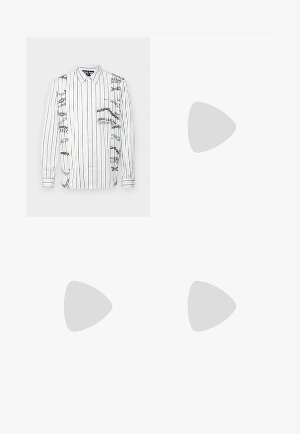 Valge pikakä sleeves särk mustade vertikaalsete triipudega, millel on vasakul küljel graafilised prindid ja tekst ning rinnatasku.; Mustad mustad püksid, mis on valmistatud pehmest kangast. Neil on elastne vöökoht koos nööri ja kitsenevad jalad, samuti elastsed mansetid pahkluude juures.; Mustad nahast spordijalatsid valgete aktsentidega, ümmargune logode Detail, perforatsiooniga varbaosa ja kontrastne tallaosa. Omab valgeid paelu ja brändimist.; Mustad mustad prillid, millel on lai ja nurgeline raam ning tumedatoonilised läätsed. Omab tekstuuriga musti külgi ja ümmargust logotemplit.