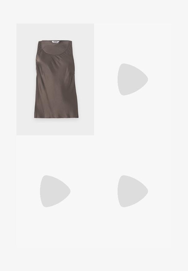 Haut sans manches en satin marron avec un col rond et un doux drapé sur les côtés. Étiquette visible à l'intérieur avec le nom de la marque "WEEKDAY."; Jupe maxi en satin noir avec une texture lisse, taille haute et bas évasé. Présente un design simple sans motifs ni pièces métalliques visibles.; Chaussure slingback en cuir noir avec un bout pointu et un talon fin et incurvé. Dispose d'une sangle ajustable discrète avec une boucle en métal.; Sac à main en motif serpent avec une poignée incurvée. Fabriqué à partir de matériaux texturés beiges et bruns, présentant un motif en diamant distinctif.