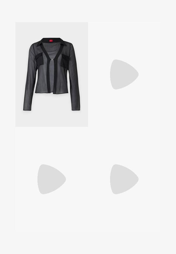 Chemisier long à manches transparentes noir avec un col en V, deux poches avant et un fermoir à l'avant. Fabriqué dans un matériau léger et texturé.; Pantalons en coton blancs avec une coupe droite, dotés d'une taille mi-haute et sans matériel ou motifs visibles. Texture lisse sur l'ensemble.; Talons hauts en cuir noir avec un bout pointu, dotés d'un talon fin et d'un accent en ton or sur la lanière réglable. Texture lisse.; Sac à main en cuir noir avec un design structuré, featuring une forme cropped, une poignée supérieure et des accents en matériel doré. Bandoulière réglable incluse.