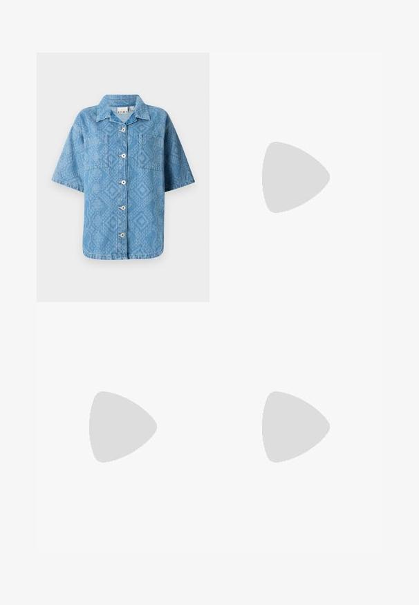 Cămașă cu nasturi din denim ușor albastru, cu un model texturat în diamant, cu mâneci scurte și două buzunare pe piept. Prezintă un guler și nasturi în față.; Jeans din denim maron cu croi relaxat, având cinci buzunare, nasturi pentru curea și fermoar clasic. Textură netedă și croială dreaptă.; Sneakers negre din suede cu trei dungi albe, talpă din cauciuc texturat maro și șireturi negre. Căptușeala interioară prezintă un model cu logo-uri.; Geantă mare din paie cu un exterior texturat, bej și două mânere late. Dispune de o curea din piele pentru închidere.