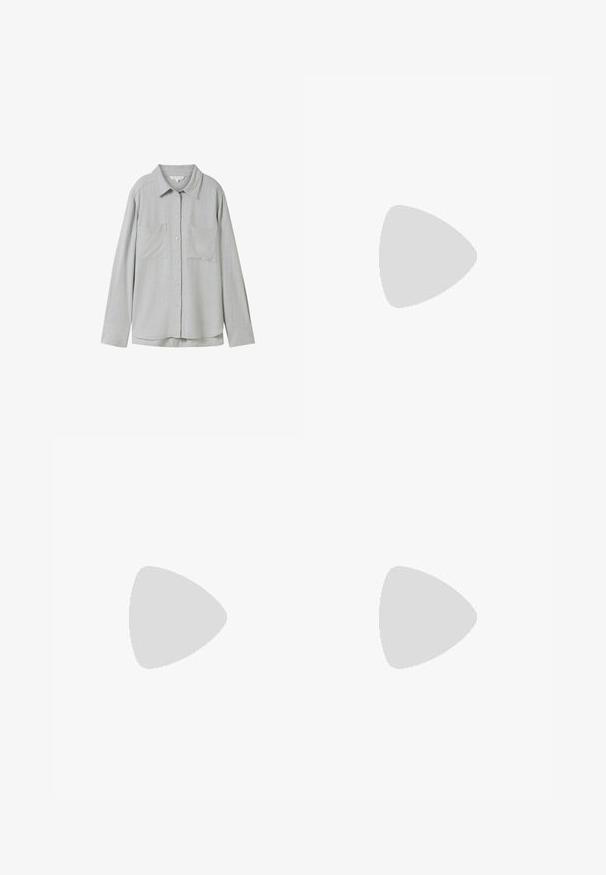 Camicia a maniche lunghe di colore grigio chiaro, realizzata in tessuto morbido, con chiusura a bottoni sul davanti, due tasche sul petto e colletto classico.; Leggings neri a tre quarti realizzati in tessuto elasticizzato, con una vita alta e senza motivi o hardware visibili.; Mule aperti neri in pelle liscia con un accento a fiocco, punta aperta e tacco alto sottile. Texture liscia e design minimalista.; Borsa a tracolla in pelle nera con un design arricciato, manici corti e arrotondati, e una tracolla rimovibile. Texture liscia con una silhouette morbida.