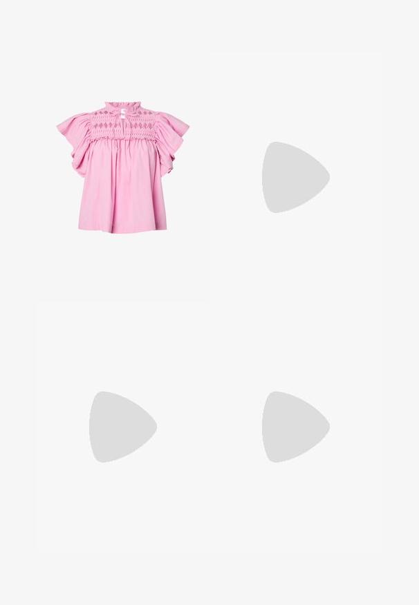 Blouse rose à manches courtes à volants, avec un haut smocké à motif en losanges et une petite fente à l'avant nouée avec des cordons en tissu.; Shorts en denim bleu clair avec une finition délavée. Comprend une fermeture à bouton, cinq poches et une coupe droite.; Escarpins à talon aiguille en cuir verni rose avec un bout pointu, un nœud décoratif à l'avant et un talon fin. Texture lisse.; Sac à main en cuir rose avec un rabat arrondi, une bandoulière unique et des lignes épurées. Le sac présente une texture lisse et un design minimaliste.