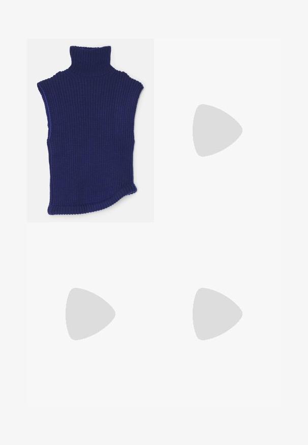 Megzta bešvarkė su aukšta apykakle giliu mėlynu atspalviu, su raukšlėta tekstūra. Pagrindinė savybė - aukšta apykaklė ir išlenktas apatinis kraštas.; Šviesiai mėlyni džinsai su tiesiu kirpimu, aukšta juosmens linija, penkių kišenių dizainas ir švelnus blukimas šlaunų ir kelių srityse.; Juodos odinės slingback aukštakulnės bateliai su smailiu priekiniu galu, plona kulkšnies juostele ir stiletto kulnu. Papuošti mazginio detalė vampyro dalyje.; Tamsiai ruda odinė rankinė su dviem rankenomis ir geometriniu siuvinėjimu, ant dugno centro esantis nedidelis auksinės spalvos prekės ženklo užrašas.