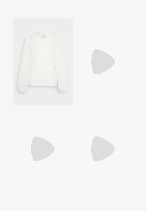 Blusa bianca lavorata a maglia con scollo rotondo, maniche a palloncino e dettagli in pizzo sulle spalle. Tessuto morbido e strutturato con vestibilità rilassata.; Pantaloni neri a gamba larga realizzati in un tessuto liscio, con chiusura frontale con bottone, due tasche laterali e profonde pieghe.; Tacchi slingback neri a punta con finitura lucida, tacco sottile e design con parte posteriore aperta. Motivo testurizzato sul materiale superiore.; Borsa a tracolla nera in pelle con una texture liscia. Presenta una tracolla regolabile e un design elegante e minimalista con chiusura a zip.