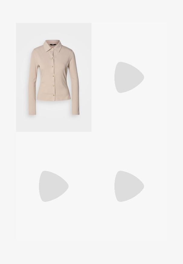 Maglietta a maniche lunghe beige a coste con colletto e bottoni frontali. Presenta una vestibilità aderente e una texture sottile.; Pantaloni neri su misura con un design a gamba dritta, caratterizzati da una texture liscia e pieghe ben definite sul davanti. Senza hardware visibile.; Tacchi slingback in pelle nera con punta affusolata, caratterizzati da un tacco alto e un accento dorato sulla cinghia regolabile. Texture liscia.; Borsa a mano in pelle nera con un design strutturato, caratterizzata da una forma corta, manico superiore e accessori in metallo dorato. Inclusa tracolla regolabile.