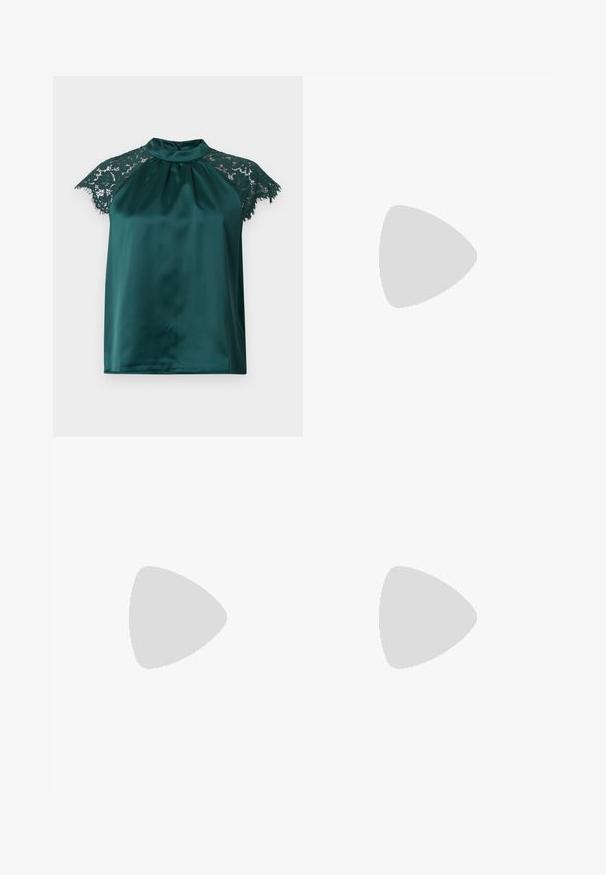 Blusa verde in satin con colletto a camicia, caratterizzata da maniche a cappuccio in pizzo e una parte frontale plissettata. Texture liscia con dettagli in pizzo.; Gonna midi dorata ricoperta di paillettes lucide con taglio dritto e vita alta su uno sfondo bianco.; Ballerine in pelle verniciata bordeaux con punta arrotondata, piccolo fiocco decorativo sulla parte anteriore e suola bassa in gomma nera. Texture liscia.; Borsa a pochette rettangolare bianca realizzata in materiale lucido, con una tracolla in catena argentata. Il modello posa, mostrando la borsa su uno sfondo semplice.