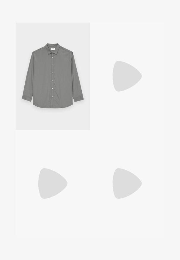 Jack & Jones JJJOE PLAIN NOOS - Camisa - castor gray; Camiseta negra de tejido suave con cuello redondo, que presenta tres rayas verdes en los hombros y un pequeño logo verde en el pecho.; Pantalones deportivos negros con cintura elástica, que presentan rayas laterales blancas y un pequeño logotipo. El material parece suave y ligero.; adidas Originals GAZELLE - Botines de fútbol sala - real madrid/bluebird/footwear white/crew yellow