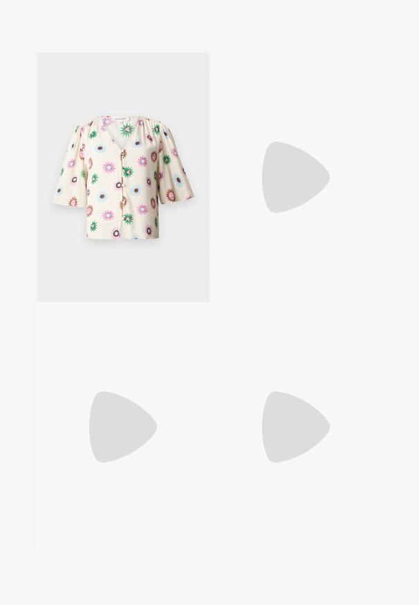 Floral blouse in crèmekleurige stof, met pofmouwen, een V-hals en een knoopsluiting aan de voorkant. Het ontwerp bevat kleurrijke bloemen in verschillende groottes.; Zwarte op maat gemaakte broek met een recht model, voorzien van een soepele textuur en scherpe plooien aan de voorkant. Geen zichtbare hardware.; Zwarte leren slingback hakken met een spitse neus, voorzien van een slanke hak en een goudkleurige accent op de verstelbare band. Gladde textuur.; Zwarte leren handtas met een gestructureerd ontwerp, featuring een verkorte vorm, bovenhandvat en gouden hardwareaccent. Inclusief verstelbare schouderband.