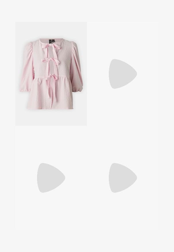 Rosa Bluse aus strukturiertem Stoff mit Puffärmeln und geraffter Taille. Mit Bindebändern vorne und rundem Ausschnitt.; Cremfarbener, gestufter Midirock mit elastischem Taillenbund und Kordelzug. Mit orangen Seitenstreifen und einem weichen, glatten Baumwollstoff.; Beige Sneaker aus strukturiertem Stoff, mit kontrastierenden glatten Akzenten, runder Sohle und Schnürsenkeln, schwebend über einer gerasterten Fläche.; Silberner Metallarmreif mit einer glatten, matten Oberfläche. Verfügt über ein offenes Design mit abgerundeten Kanten, das eine verstellbare Größe ermöglicht.