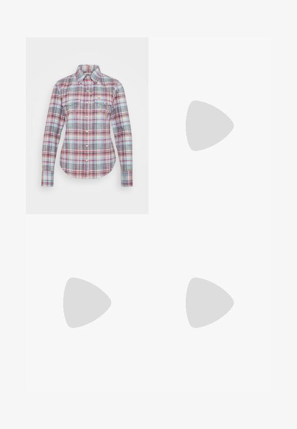 Wrangler WESTERN SHIRT - Užsagstoma palaidinė - violet quartz; Šviesiai mėlyni džinsai su tiesiu kirpimu, turintys aukštą liemenį, penkis kišenes ir suplėšytus kraštus.; Mėlyni zomšiniai bateliai su rožinėmis juostelėmis ir baltais raišteliais, turintys guminį padą, derinami su laisvais džinsiniais kelnais ant žalios paviršiaus.; Ruda odinė kryžminė rankinė, turinti kreivą formą, auksinius metalinius elementus ir sagtį. Yra nuimama petneša.
