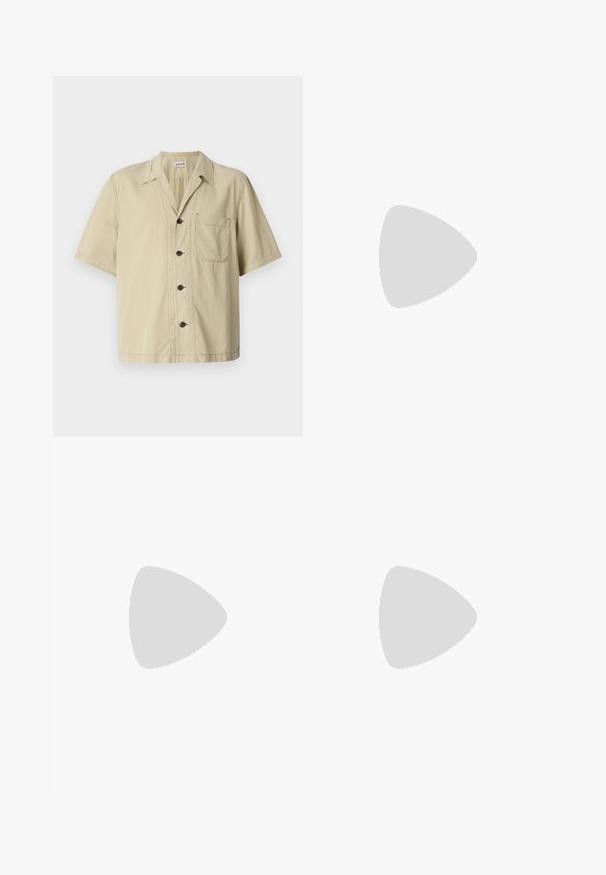 Μπλούζα κοντομάνικη από μπεζ βαμβάκι με μύτη γιακά, κλείσιμο με κουμπί και αριστερή τσέπη στο στήθος. Λειαστή υφή, απλός σχεδιασμός.; Λευκό βαμβακερό μπλουζάκι με στρογγυλή λαιμόκοψη και κοντά μανίκια. Λείο υφή, ίσια γραμμή, χωρίς σχέδια ή διακοσμήσεις. Μόνο πίσω όψη.; Μαύρα τζιν ίσιας γραμμής με πέντε τσέπες, κλείσιμο με κουμπί και φερμουάρ, και ετικέτα μάρκας Pier One στη μέση.; Μαύρη μοντέρνα γόβα με απαλή, ματ επιφάνεια, διαθέτει στρογγυλή μύτη και παχύ, υφασμάτινο σόλα. Διακοσμείται με μια μπροστινή λωρίδα.