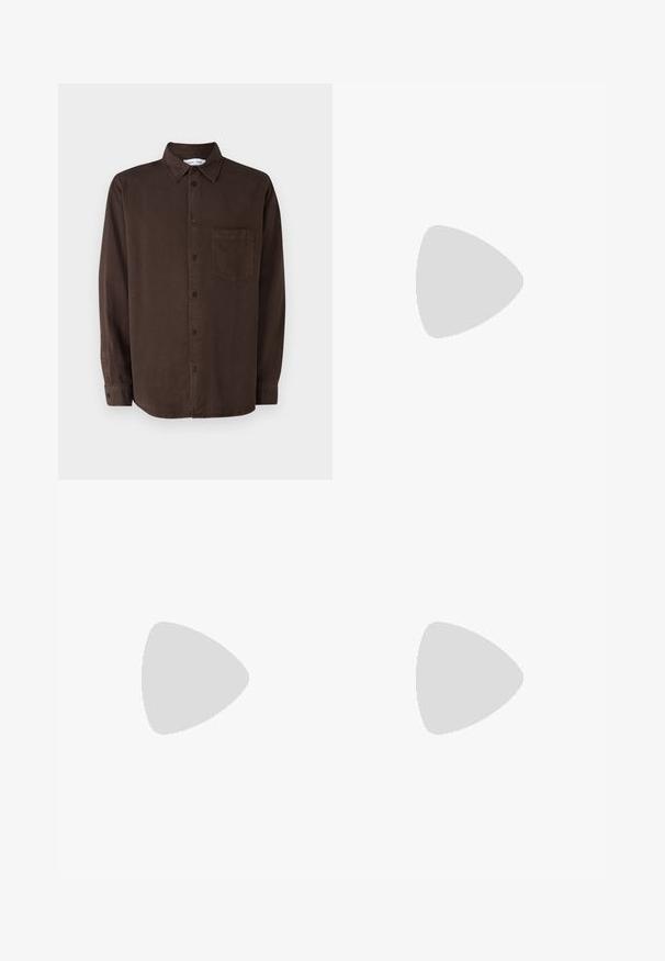 Samsøe Samsøe DAMON  - Button down-skjorte - chocolate torte; Sorte bukser laget av glatt stoff, med rette ben, to frontfoldninger og standard liv med beltehemper.; Sorte skinnloafers med glatt overflate, rund tå og dekorativ stropp over vristen. Lav gummihæl, plassert mot en teksturert overflate.; Svart rektangulære solbriller med grønne linser, med matte overflater, rette templer, og Ray-Ban-logo på siden.