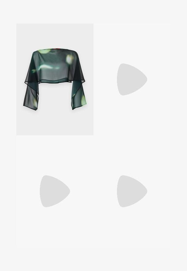 Átlátszó, félhosszú fekete blúz, harangujjakkal és virágos zöld és sárga mintával. Fekete szegéllyel a szegélyén.; Széles szárú fekete bőrnadrág sima textúrával, elülső zsebekkel, gombos zárással és finom varrással.; Fekete lakk slingback sarok, hegyes orral, texturált kígyómintával, állítható pánttal és rövid, texturált tömbsarkal.; Fekete bőr keresztbody táska két elülső zsebbel, arany csattokkal, cipzáras záródással és vékony pánttal. Textúrált felület és kompakt téglalap alak.