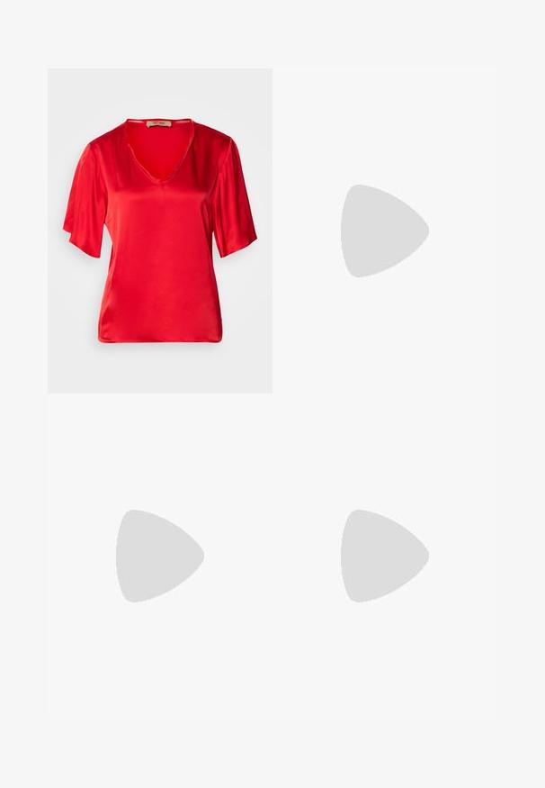 Top in satin rosso con scollatura a V e maniche corte leggermente svasate. Il tessuto ha una texture liscia e una finitura lucida.; Pantaloni a gamba larga scuri con vita strutturata e pieghe. Realizzati in tessuto leggero, presentano una texture liscia e senza motivi visibili.; Stivaletto in pelle nera con punta quadrata, cerniera laterale e tacco squadrato su sfondo chiaro uniforme.; Orecchini a cerchio in argento con una finitura liscia e lucida. Forma rotonda, design leggero, con un meccanismo di chiusura sicuro.