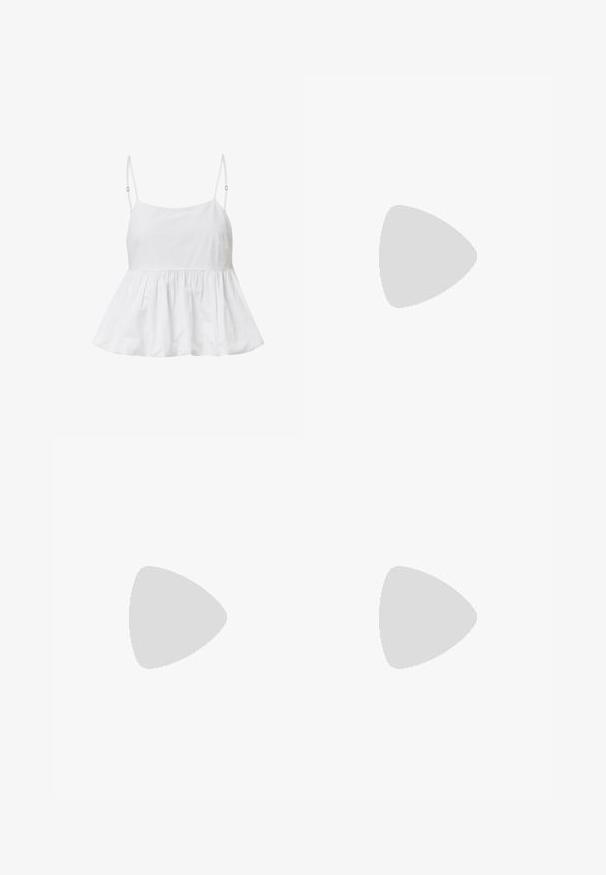 Witte katoenen cami met dunne verstelbare bandjes, geplooide peplum onderkant, soepele textuur en een eenvoudig, minimalistisch ontwerp.; Witte katoenen t-shirt met een afbeelding van cowboylaarzen en een hoed. De laarzen zijn blauw met gele accenten en witte details.; Donkerblauwe denim jeans met een losse fit, lichte stiksels, vijf zakken en een knoopsluiting op de taille.; Schoen met gespsluiting en puntige neus in een gestructureerd slangenprint met beige en bruine tinten; beschikt over een stilettohak en uitsparingen aan de zijkanten.; Gevlochten stro tote bag met een brede, taps toelopende vorm, voorzien van twee zwarte leren handvaten. Natuurlijke beige kleur met een gestructureerd oppervlak.