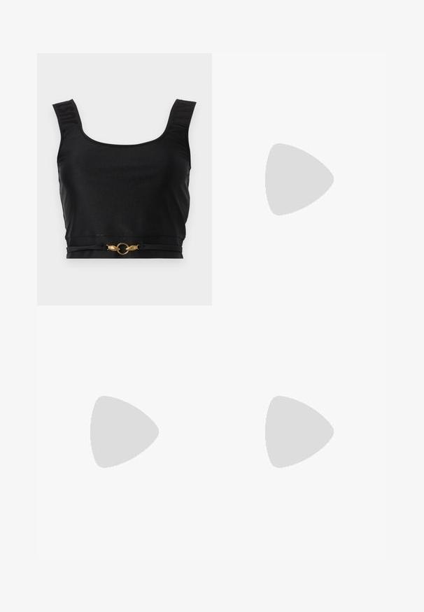 Top corto nero realizzato in un materiale liscio, con spalline larghe, testo impresso sulle spalline e un accento circolare dorato in vita.; Pantaloni neri su misura con design a gamba dritta, dotati di passanti per cintura e tasche laterali. Realizzati in tessuto liscio con una finitura pulita.; Stivali neri in pelle fino alla caviglia con punta affilata e tacco a blocco, abbinati a pantaloni argentati lucidi, che mostrano texture eleganti e colori a contrasto.; Borsa a tracolla nera in pelle con una forma strutturata, hardware dorato e dettagli con lucchetto. Presenta due manici superiori e un marchio in rilievo sulla parte anteriore.