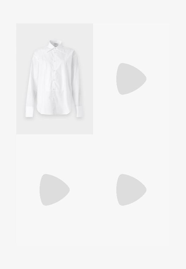 Filippa K TUXEDO - Blúzka so zapínaním na gombíky - white; Čierne kožené nohavice s širokými nohavicami a elastickým pásom, so štyrmi bočnými vreckami a hladkou, lesklou textúrou.; Čierne semišové členkové topánky s priliehavým zvrškom, špicatou špičkou a nízkym blokovým opätkom. Hladká textúra a minimalistický dizajn, vhodné na všestranné kombinovanie.; Čierna laková kožená kabelka s obdĺžnikovým tvarom, reťazovým popruhom a výrazným hardvérovým prvkom v strede. Hladká textúra.