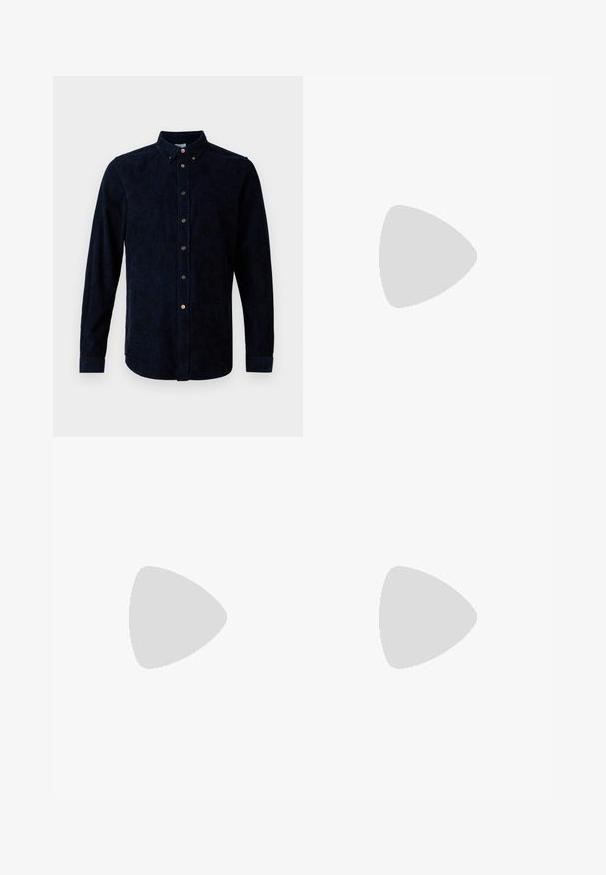 Cămașă albastră cu nasturi, cu mâneci lungi, având un model subtil, textură de material și nasturi maro în contrast pe toată lungimea.; Pantaloni cargo bej cu un talie elastică, având două buzunare laterale și un material moale, ușor. Textură șifonată.; Adidași albi și negri, cu un superior din piele netedă, accente texturate și o talpă albă groasă. Prezintă un design clasic cu șireturi.; Geantă de umăr din piele neagră, cu un buzunar frontal cu fermoar, logo embosat și curea reglabilă. Textură netedă cu o formă structurată.