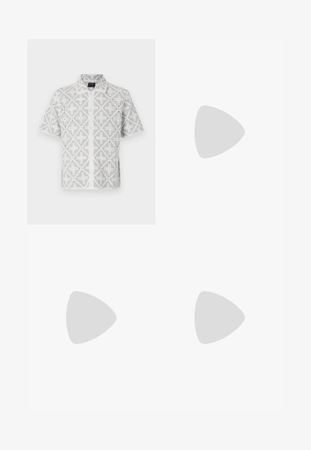 Kurzarmhemd aus weißem Stoff mit grauen geometrischen Mustern, featuring einen spitzen Kragen und Knopfleiste, die offene Details zeigt.; Cremfarbene, plissierte Shorts mit Seitentaschen, einem Knopfverschluss und umgeschlagenen Säumen, kombiniert mit schwarzen Plateauslippern und weißen Socken.; Schwarze Leder-Slipper mit runder Spitze, doppelten Riemen mit silbernen Schnallen und einer strukturierten schwarzen Gummisohle.; Schildpatt-Sonnenbrille mit grün getönten Gläsern, rechteckiger Form, breitem Rahmen und glatter Oberfläche. Akzente an den Bügeln.