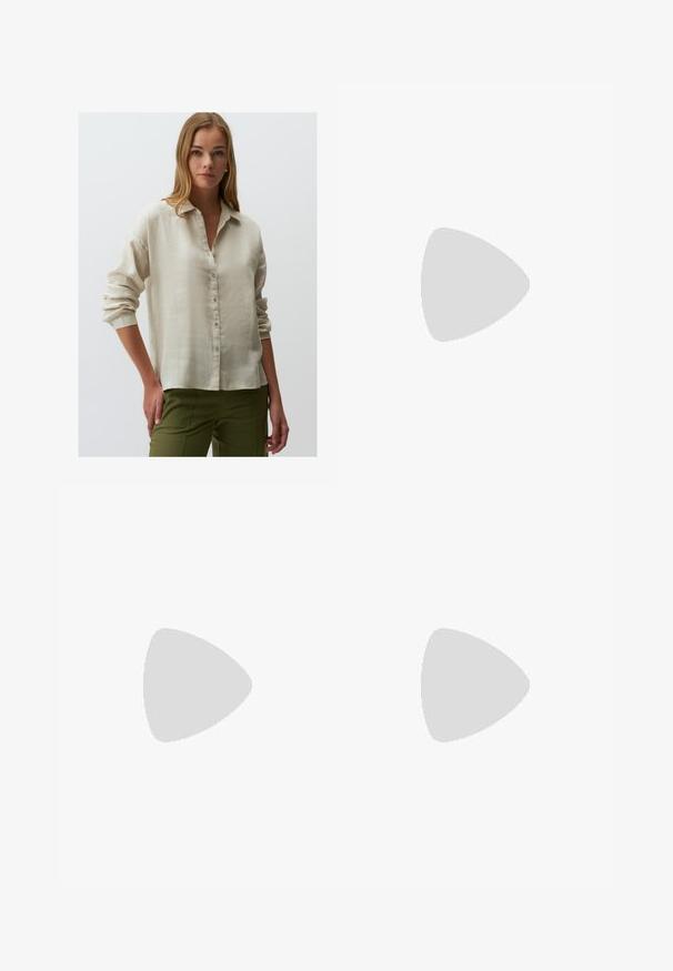Lichtbeige linnen overhemd met knopen en een comfortabele pasvorm, lange mouwen en opgerolde manchetten, gecombineerd met olijfgroene broeken.; Zwarte wijde broek van textuurstof, met een elastische tailleband en een afneembare sjaalstrik in de taille voor een verstelbare pasvorm.; Zwarte open teen hakken sandalen met gekruiste banden, een verstelbare enkelband en een chunky hak, met een gladde leren textuur.; Zwarte handtas met gestructureerd oppervlak, dubbele bovenhandvatten en verstelbare schouderriem. Voorzien van goudkleurige hardware en zijzakken.