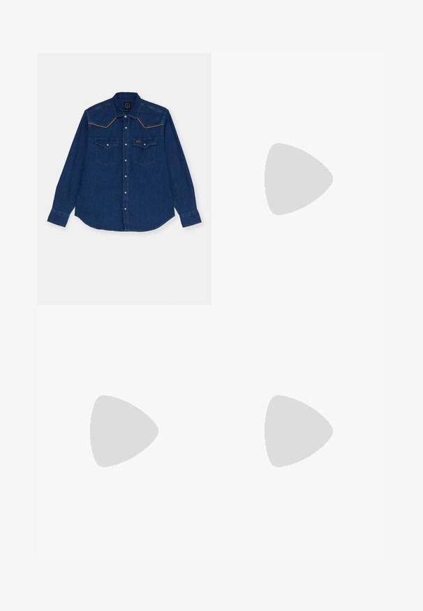 Mørkeblå denimskjorte med lange ærmer, spids yoke-design, kontrastsyning, to brystlommer og knaplukning foran.; Hvid kortærmet t-shirt lavet af blød bomuld. Har en rund halsudskæring og en lige kant med minimal detaljering.; Vidde ben blå denim jeans med en falmet vask, fem-lomme design og knaplukning. Udstyret med bælteløkker og sømdetaljer.; Brun læderstøvle med rund tå, lynlås i siden og en dekorativ rem med en metalspænde. Har et Harley-Davidson-logo patch.