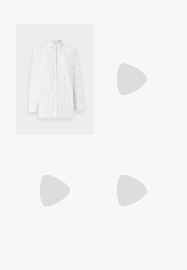 Camicia bianca a maniche lunghe con righe verticali azzurre. Presenta un colletto a punta, tasca frontale e chiusura con bottoni. Texture liscia.; Pantaloni ampi marroni con una texture liscia, caratterizzati da una vita alta e pieghe frontali. Il tessuto è leggero e scorre liberamente.; Sandalo bianco con tacco alto, caratterizzato da un design a cinturini e un legaccio alla caviglia. Texture liscia con una piattaforma frontale per un'altezza aggiuntiva.; Even&Odd Borsa a mano - brown