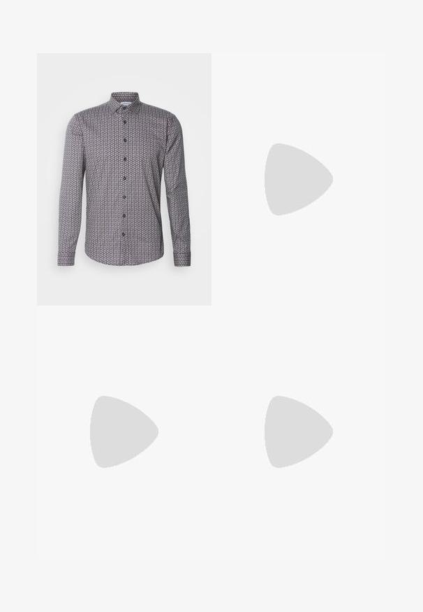 Lindbergh SUPERFLEX SHIRT - Vapaa-ajan kauluspaita - navy; Musta lyhythiha T-paita, joka on valmistettu sileästä puuvillasekoitteesta. Paita on varustettu pyöreällä pääntiehen ja siinä on minimaalinen muotoilu ilman kuvioita tai yksityiskohtia.; Musta housut sileästä kankaasta, joissa on etupainike, laskokset ja suorat lahkeet. Ei näkyviä kuvioita tai korostuksia.; Musta nahkainen liukuvi loafer, jossa on tekstuuripinta, pyöreä kärki, matala korko ja kumipohja, esitelty sivuprofiilissa valkoisella taustalla.