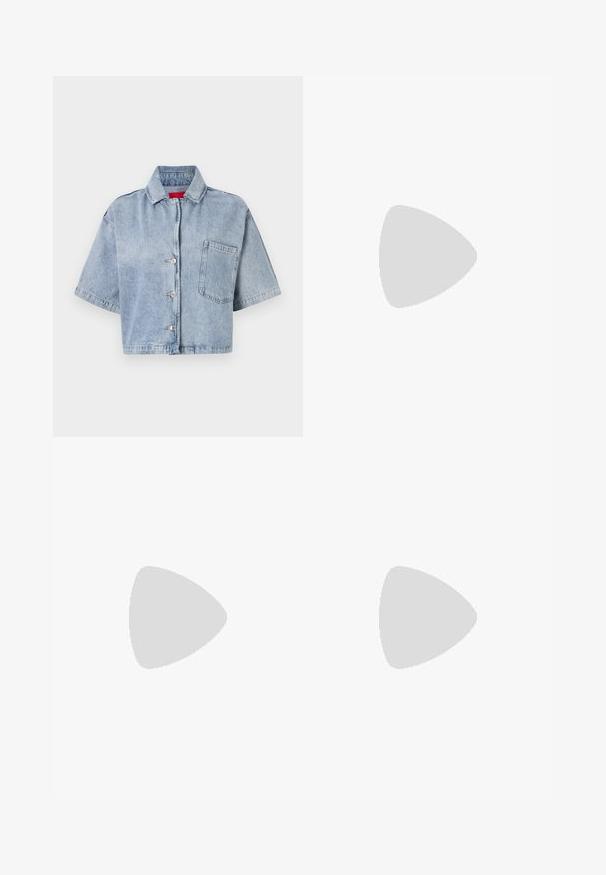 Giacca in denim cropped di colore azzurro chiaro, con maniche corte, colletto a punta, chiusura frontale con bottoni e una tasca sul petto.; Pantaloni neri su misura con un design a gamba dritta, caratterizzati da una texture liscia e pieghe ben definite sul davanti. Senza hardware visibile.; Sandalo con tacco in pelle nera, con cinturino alla caviglia regolabile, design open toe e tacco quadrato. Texture liscia, stile minimalista.; Borsa a mano in pelle nera con un design strutturato, caratterizzata da una forma corta, manico superiore e accessori in metallo dorato. Inclusa tracolla regolabile.