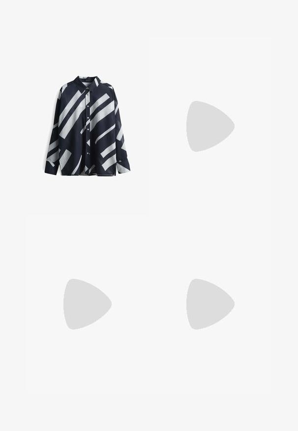 Camicia con bottoni realizzata in tessuto leggero, caratterizzata da uno sfondo blu navy con audaci righe bianche diagonali e colletto classico.; Pantaloni neri leggeri con vita elastica e caviglie arricciate. Il tessuto è liscio e presenta un design rilassato e affusolato.; Décolleté in vernice nera con punta affusolata e tacco in geometria cubica. Presentano un design elegante e minimalista, con una texture liscia.; Borsa tote in pelle nera con texture liscia, forma rettangolare e due manici lunghi. Nessun hardware o decorazione visibile.