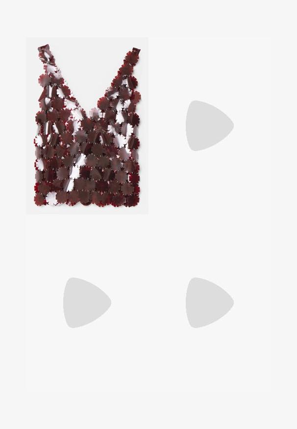 Top a scollatura a V realizzato con petali sovrapposti, lucidi e color borgogna, uniti da accessori in argento, caratterizzato da una superficie testurizzata e un design leggero.; Pantaloni larghi crema con pieghe, realizzati in un tessuto morbido. Presentano un'alta vita e tasche laterali per funzionalità.; Sandali neri con cinturini, punta quadrata e tacco spesso, realizzati in materiale morbido. Presentano cinturini regolabili alla caviglia e hardware minimal.; Zign 2 PACK - Bracciale - gold-coloured/silver-coloured