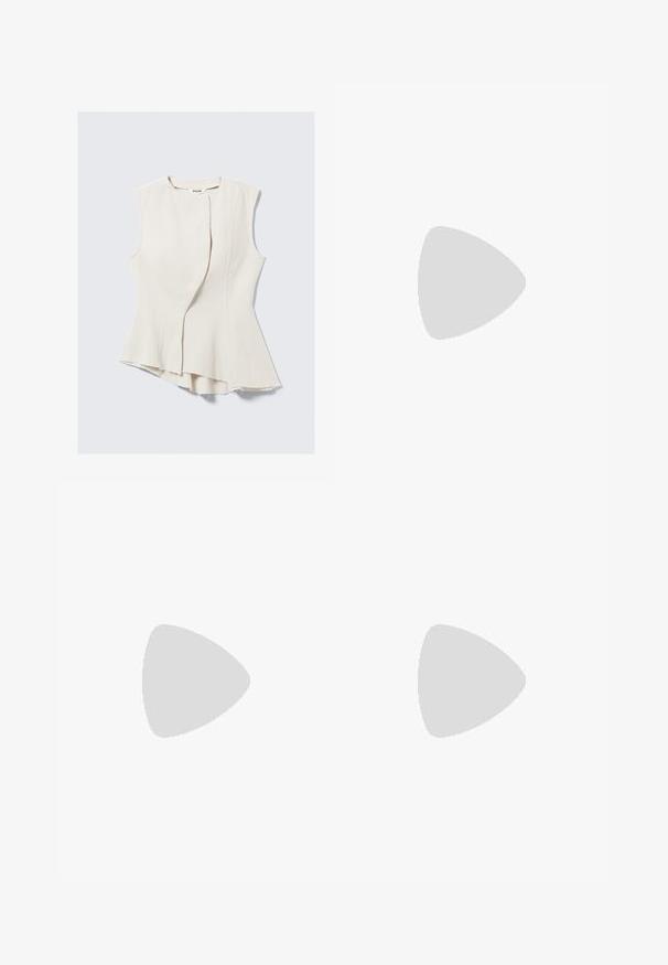 Ärmelloses beiges Top mit einem einzigartigen asymmetrischen Saum und strukturiertem Stoff. Es zeichnet sich durch ein überlappendes Design vorne, rohe Kanten und einen subtilen Glanz aus.; Schwarze weite Hosen mit hoher Taille, Knopfdetails am Bund und vorderen Falten.; Schwarze Lackleder-Slingback-High Heels mit spitzem Schuh und einem geometrischen Blockabsatz. Verfügt über ein schlankes, minimalistisches Design und eine glatte Textur.; Schwarze Lederhandtasche mit einzigartiger Fächerform, ausgestattet mit flachen Griffen. Die Oberfläche hat eine genoppte Textur und ein minimalistisches Design.