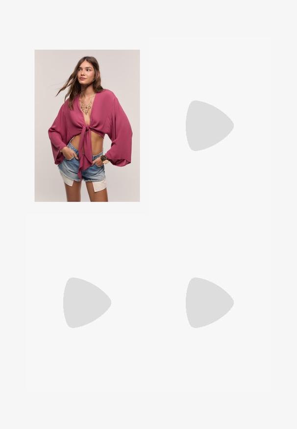 Beerenfarbene, kurz geschnittene Bluse mit einem vorderen Knoten, weiten Ärmeln und einer sanften Textur, kombiniert mit Jeansshorts und geschichteten goldenen Schmuck.; Zwei nahtlose Schlauchschals: einer schwarz und einer weiß. Beide bestehen aus weichem, dehnbarem Material und haben eine glatte Textur ohne Muster.; Schwarze Denim-Shorts mit fransigen Säumen, abgenutzten Flicken, Frontknopfverschluss und Fünf-Taschen-Design. Klassische, high-waisted Passform.; Lauren Ralph Lauren ALLIE MID HEEL SUEDE SANDAL - Riemensandalette - black