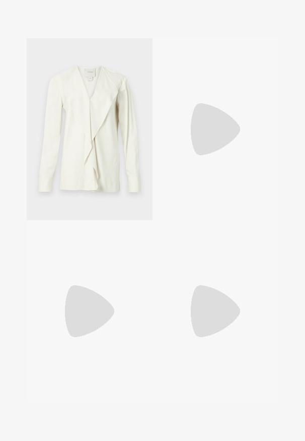 Blouse blanche à manches longues avec un col en V, dotée d'un devant drapé et de manches ajustées. Tissu lisse avec un subtil éclat, design ajusté.; Pantalons larges beige en coton mélangé. Caractéristiques : texture lisse, taille élastique et détail à bouton sur le côté.; Talons hauts en cuir noir avec un bout pointu, dotés d'un talon fin et d'un accent en ton or sur la lanière réglable. Texture lisse.; Sac à main en cuir noir avec un design structuré, featuring une forme cropped, une poignée supérieure et des accents en matériel doré. Bandoulière réglable incluse.