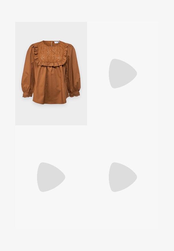 VILA VIKALLA - Bluse - dachshund; Helle blaue Schlagjeans aus Denim mit hoher Taille, fünf Taschen und subtilem Farbverlauf bis zum Saum.; Braune Leder-Cowboy-Stiefel mit spitzem Punkt und Blockabsatz, die über detaillierte Stickereien und hervorgehobene Akzente am Schaft verfügen.; Schwarze Leder-Clutch mit Klappe und goldfarbenem Metallschnallen-Detail. Enthält einen schwarzen Riemen und ein schlankes, minimalistisches Design.; Silberne Creolen mit gedrehter Gestaltung, ausgestattet mit einer polierten Oberfläche und einer Steckverschluss. Sie haben einen Durchmesser von ca. 3 cm.
