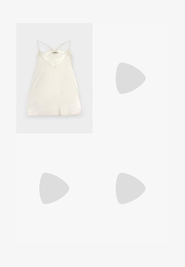 Lichtcrème camisole met verstelbare spaghettibandjes, V-halsontwerp en kantaccenten bij de halslijn en zoom voor extra detail.; Twee basis tanktops in zwart en wit, gemaakt van een gladde, rekbare stof. Voorzien van dunne bandjes en een eenvoudig, getailleerd ontwerp.; Zwarte brede pantalon gemaakt van soepele stof, met voorkeerdiezels, een knoopsluiting en een maatwerkontwerp voor een gestructureerde silhout.; Zwarte flip-flop met een gestructureerde rubberen zool, twee slanke banden en een subtiele, ingedrukte logo-detail op de band.; Kleine zwarte glanzende leren trekkoord portefeuille met korte handvaten op een lichtgrijze achtergrond.