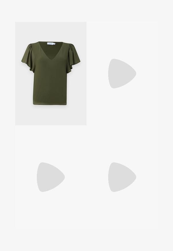 Oliven grøn kortærmet top med V-hals, der har bløde, samlet ærmer og et glat, let stof. Ingen synlige mønstre eller detaljer.; Mørkeblå, flared jeans lavet af denim med elastisk talje. Har en glat overflade og bred ben-design, der strækker sig ned til kanten.; Sorte patentlæder slingback hæle med spids tå og en geometrisk blok hæl. Har et elegant, minimalistisk design og en glat tekstur.; Sort læderhåndtaske med en glat tekstur. Har en justerbar stropp og et enkelt, minimalistisk design med lynlås.