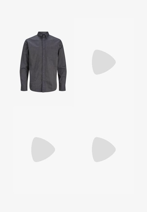 Jack & Jones PREMIUM BLUBROOK OXFORD ciemnoszary; Granatowe spodnie z wysokim stanem o luźnym kroju, z pięcioma kieszeniami i zapięciem na guzik. Wykonane z denimu o gładkiej teksturze.; Białe skórzane sneakersy z perforacjami, okrągłym noskiem, płaską podeszwą i grubymi sznurówkami, z widocznym logo swoosh i napisem „AIR” na pięcie.; Czarna torba z materiału o fakturowanym, pikowanym wzorze. Owalny kształt, krótkie, grube rączki oraz miękka, elastyczna struktura.