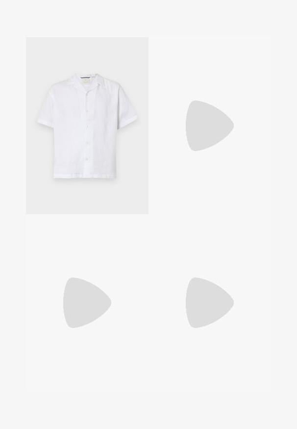 Camicia bianca a maniche corte realizzata in lino leggero, con colletto a camicia e chiusura anteriore con bottoni decorativi.; Pantaloni sportivi marroni con vita regolabile, tasche laterali e gamba affusolata. Realizzati in un tessuto morbido con una superficie liscia e senza motivi visibili.; Sandali in pelle marrone con cinturini incrociati, fibbia regolabile, suola piatta e texture liscia. Design minimalista in un colore neutro.; Occhiali da sole rettangolari marroni con lenti colorate, montatura in plastica e dettagli in metallo sui lati. Presentano un design elegante e una superficie liscia.
