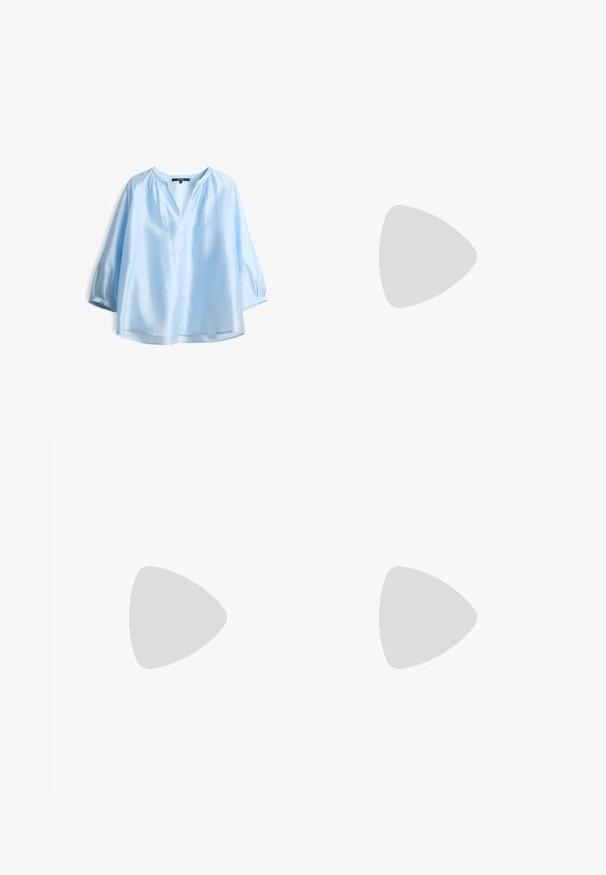 Blusa leggera azzurro chiaro, morbida e dal taglio ampio, con scollatura a V e maniche a tre quarti. Presenta dettagli arricciati sulle spalle.; Pantaloni neri a gamba larga con vita alta, dettagli con bottoni in vita e pieghe frontali.; Pump in pelle nera con punta affusolata e tacco basso a blocco. Presenta una cinghia alla caviglia con una fibbia in tonalità oro. Texture liscia.; Occhiali da sole a forma di occhio di gatto neri con lenti scure, montatura spessa e dettagli sottili. Indossati con un cappotto nero e una maglia grigia, con capelli lunghi e lisci.