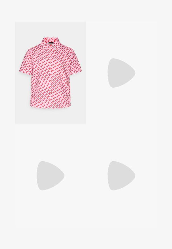 Camisa de manga curta em branco e vermelho com um padrão trabalhado. Apresenta um colarinho clássico e fecho frontal com botões. Tecido leve.; Jeans de perna larga em denim off-white. Design de cintura alta com fecho de botão, dois bolsos frontais e detalhes de costura em contraste.; Sapatilha com um corpo azul claro, detalhes em camurça branca, calcanhar preto e um proeminente logo preto "POLO" com a silhueta de um jogador de pólo em vermelho.; Bolsa crossbody de couro texturizado castanho com alça de corrente dourada e fecho com aba. A parte da frente apresenta detalhe do logótipo e um bolso sob a aba.