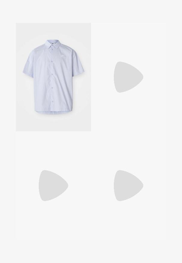 Hele sinine lühikeste varrukatega särk, mis on valmistatud siledast kangast, millel on nööpidega disain ja rinnal väike valge Nike logo.; Valge puuvillane T-särk, millel on suur oranž "NIKE" logo ja roheline tekst "SPORTSWEAR ENGINEERED" koos täiendavate spetsifikatsioonidega.; Mustade elastse vöökoha ja laia lõikega dressipüksid, mansetiga sääred, sile tekstuur ning ilma nähtavate mustrite või detailideta.; Valged sportsijalatsid tekstuursete pealsete, kopsaka tallaga ja hallide aktsentidega. Kanda valgete lühikeste sokkidega ja roheliste lühikeste pükstega sinisel pinnal.