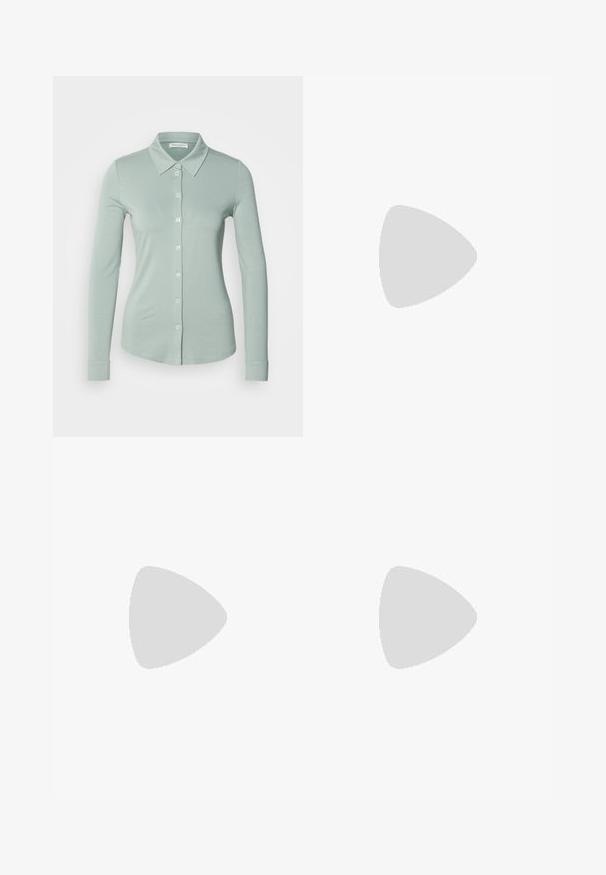 Marc O'Polo LONG SLEEVE COLLAR PLACKET - Pogājama blūze - faded mint; Balta kokvilnas topiņa ar platu kakla izgriezumu un plānām plecu lencēm. Gluda tekstūra bez redzamām apdrukām vai rotājumiem.; Tumši zili platleņķa džinsi no denima auduma ar augstu jostasvietu, ar oranžām šuvēm, piecu kabatu dizainu un pogu aizdari.; Baltas ādas sporta apavi ar gludu virsmu, bēšas zamša akcenti, apaļa pirksta forma, plakans šņorēšanas dizains un tekstūrota gumijas zole.