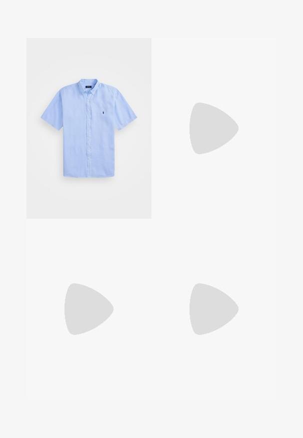 Chemise à manches courtes bleu clair à boutons, en tissu tissé, dotée d'un col classique et d'un petit logo brodé sur la poitrine.; T-shirt en coton blanc, à manches courtes, col rond, avec un petit logo bleu marine sur la poitrine gauche. Texture lisse, coupe décontractée.; Jeans en denim bleu clair avec une coupe décontractée, un design à cinq poches et des coutures contrastantes. Texture décolorée près des cuisses et de l'ourlet.; Baskets en cuir blanc avec des panneaux texturés, bout arrondi, perforations pour la respirabilité, et semelle en caoutchouc surélevée. Présente un emblème de cheval noir.