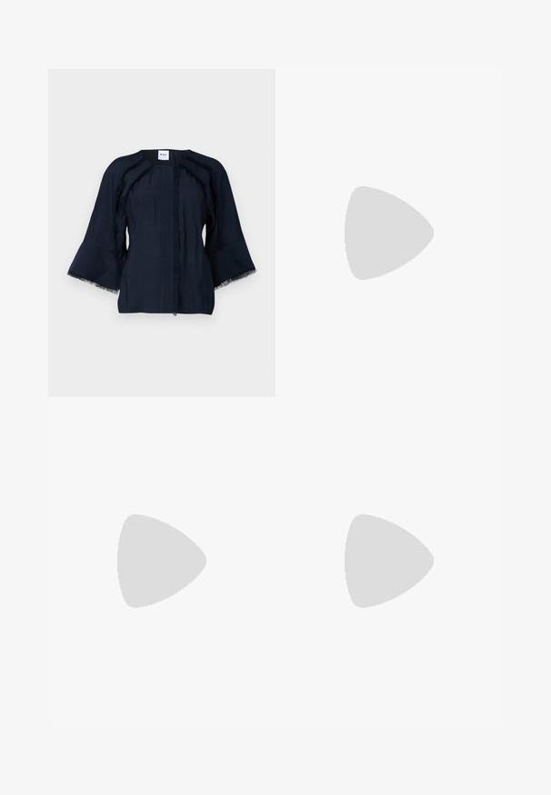 Marineblå top med 3/4-lange klokkeærmer, der har frynse detaljer langs sømmene og en rund hals. Letvægtsstof med subtil tekstur.; Sorte brede denimjeans med høj talje, forlommer og et rent design med minimale syninger.; Sort højhælet sandal med frynse detaljer, ankelrem med guldfarvet beslag, flad kvadratisk tå og to krydsende remme over vristen.; Sort læder crossover taske med halvmåneform, tekstureret overflade, guld lynlås og en flad rem. Kompakt design, der er velegnet til det mest nødvendige.