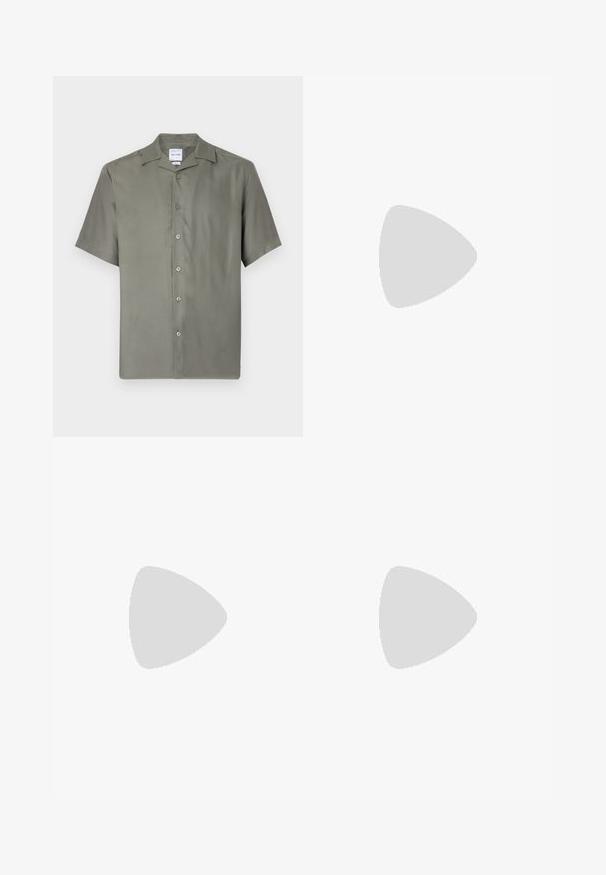 Camisa de botones de manga corta en tejido verde olivo apagado. Presenta un collar clásico, siete botones frontales y un corte relajado. Textura suave.; Pantalones de chándal negros con cintura elástica, de corte holgado, con puños en los tobillos, textura suave y sin patrones visibles ni acentos metálicos.; Zapatilla Nike Air Max 90 blanca con parte superior de malla y cuero, caja de puntera perforada y unidad de aire visible en el talón.; Gafas de sol negras con acabado mate, lentes rectangulares, ligera curvatura en las patillas, sutil detalle del logo y lentes ahumados.