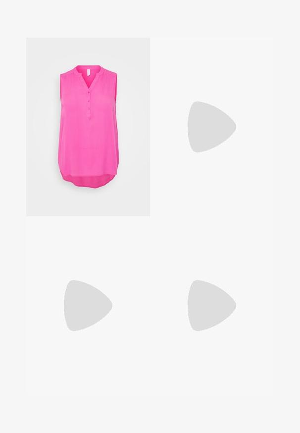Ärmløs bluse i lys rosa, laget av lett stoff. Har en V-hals med fire knapper og en buet hem for en avslappet passform.; Svart bukser med vid benvidde og elastisk midjebånd. Laget av et strukturert materiale, med en løs passform og rett snitt fra hoftene til sømmen.; Sorte hæle sandaler med flere smalle stropper og rund tå. Hælen er blokformet med en glat overflade. Justerbar spænde lukning.; Svart lær crossbody-veske med glatt tekstur, rektangulær form og metallkjede detaljer på framsiden. Justerbar stroppe inkludert.